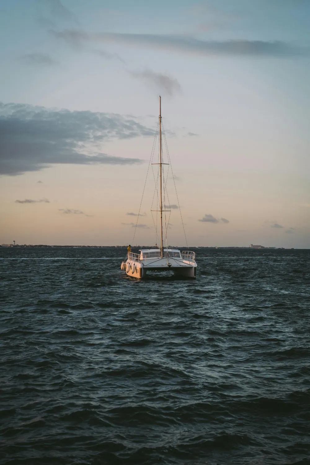 Catamarán al atardecer en el mar