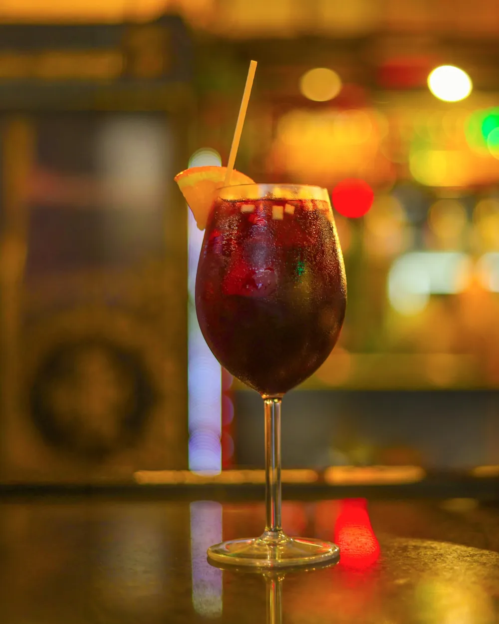 Cóctel servido en un bar al atardecer