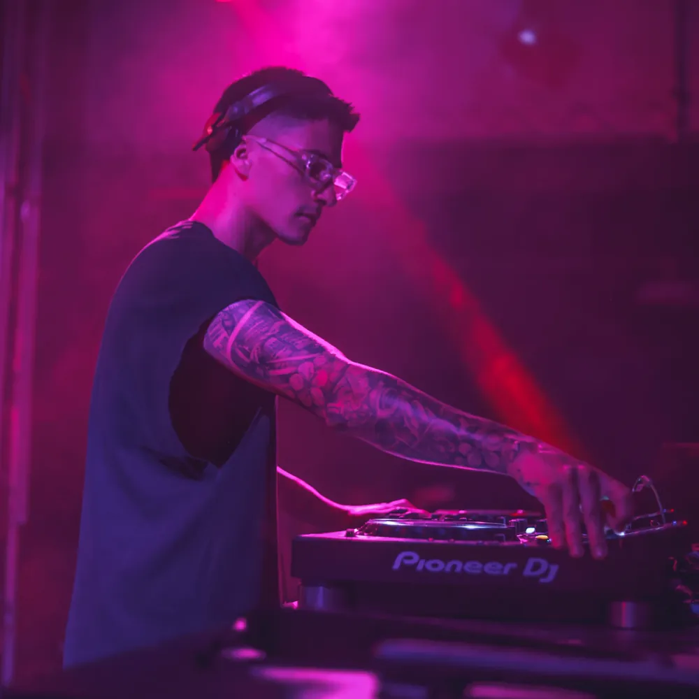 DJ en vivo con luces de escenario