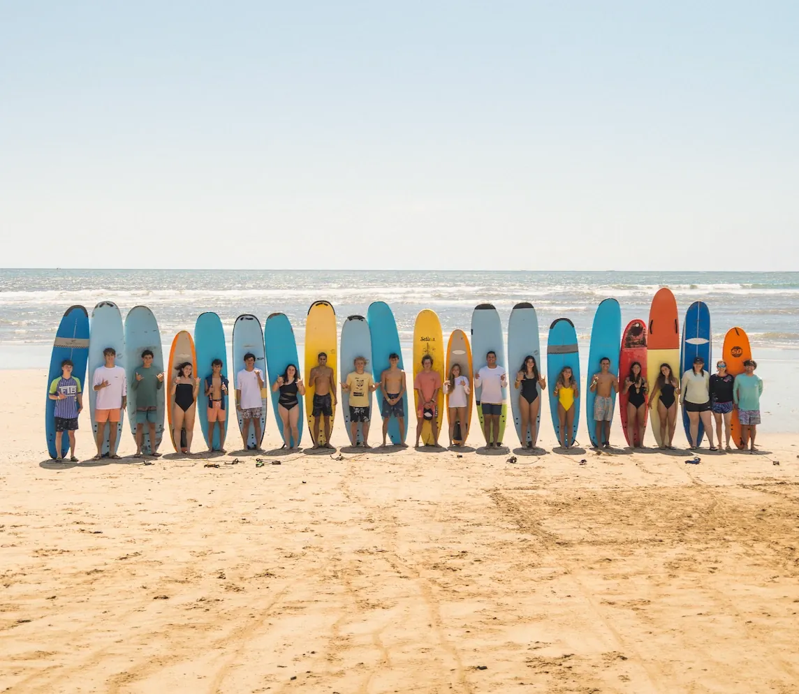 Grupo de surfistas con sus tablas en la playa
