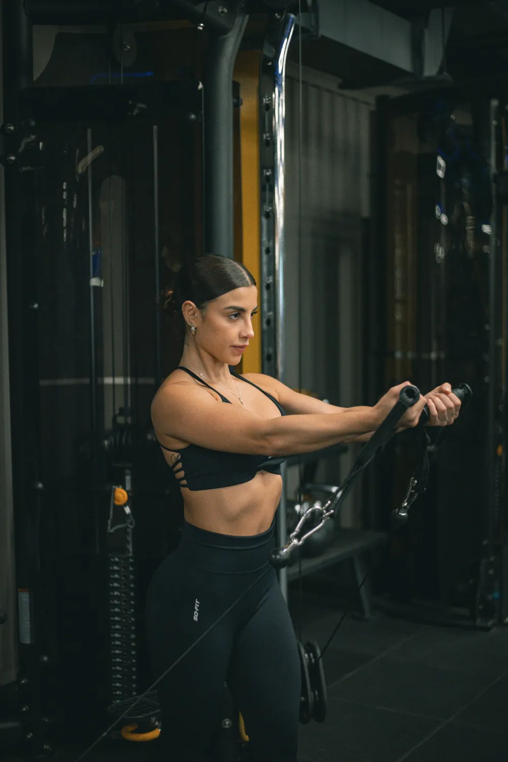 Mujer entrenando en el gimnasio