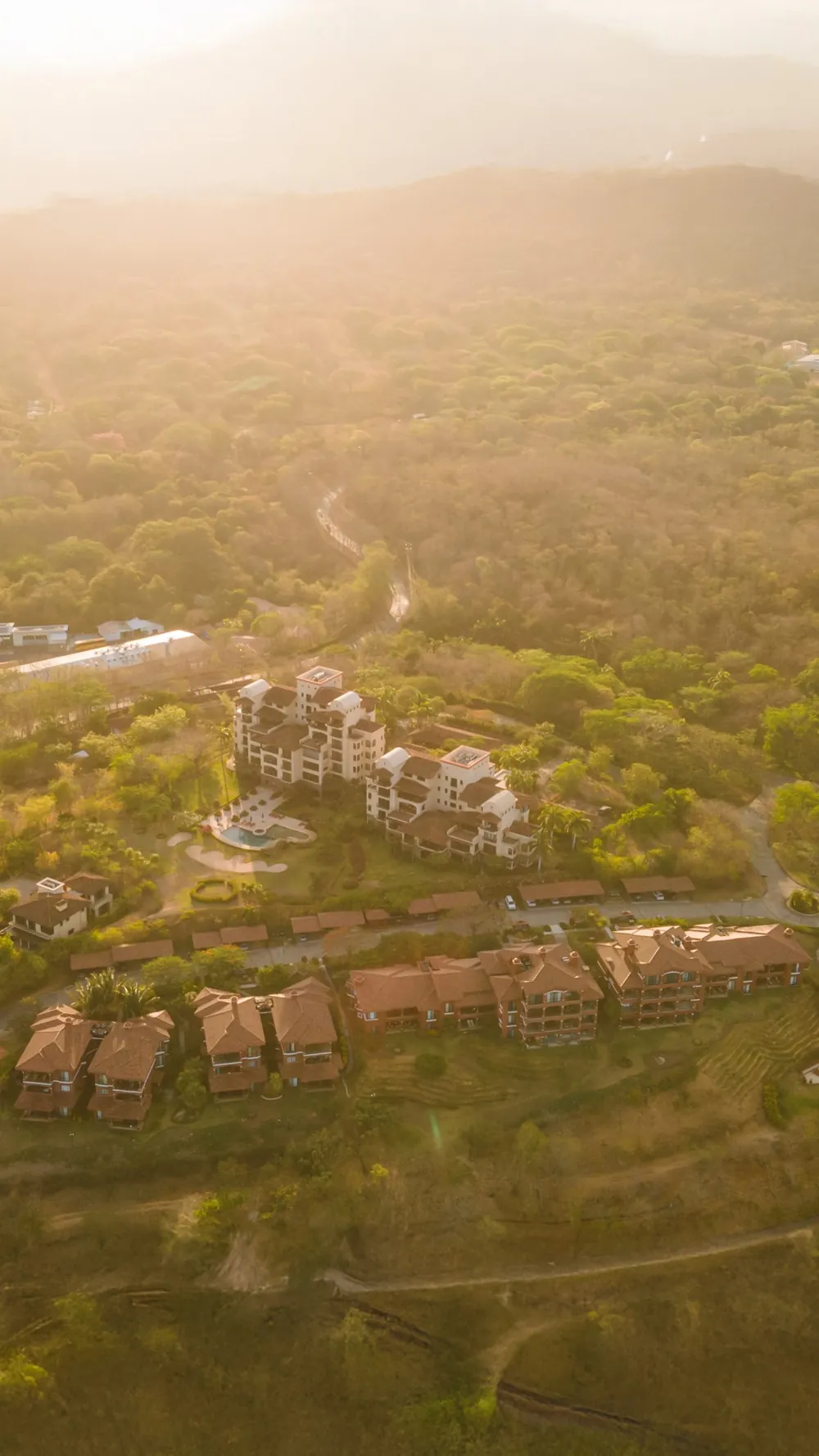 Resort entre las colinas al atardecer
