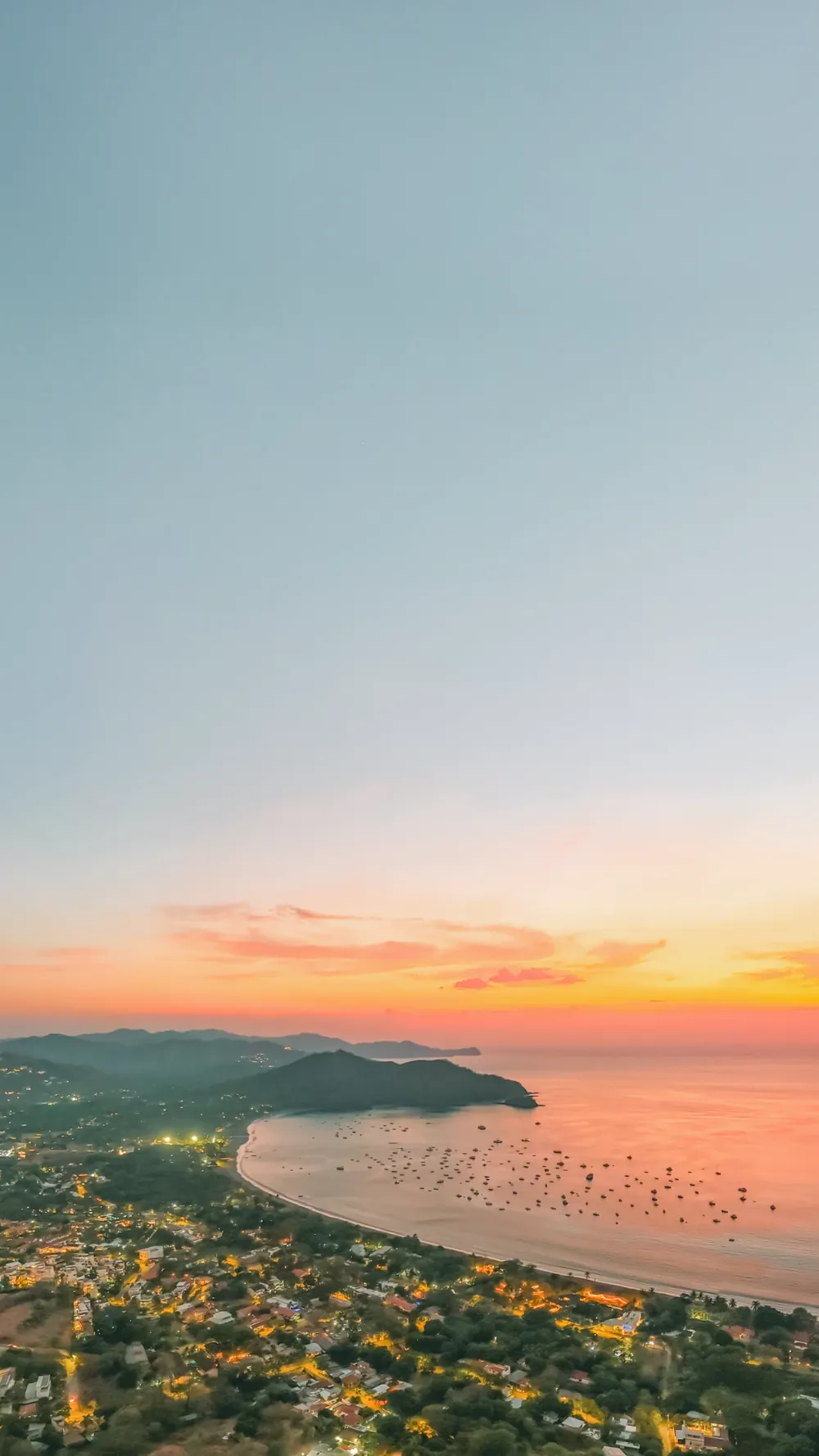 Vista aérea del atardecer sobre un pueblo costero
