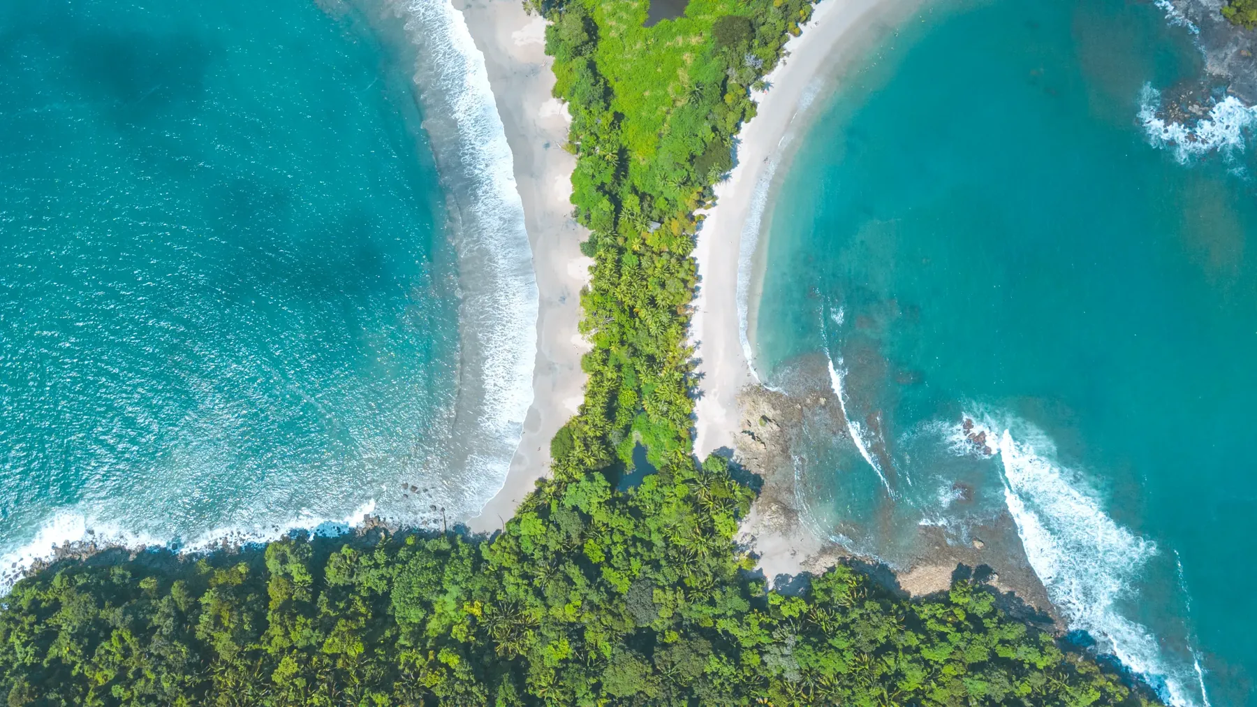 Vista aérea de dos playas gemelas en Costa Rica